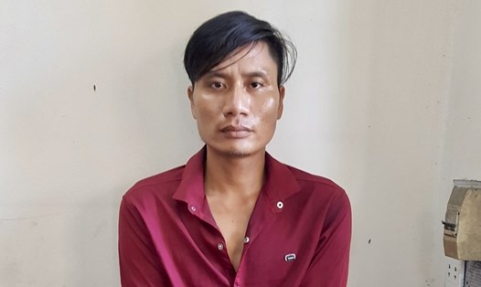 Đối tượng Sang (áo đỏ) bị Cảnh sát hình sự Công an tỉnh Kiên Giang bắt giữ khi trốn tại Đồng Nai. Ảnh: Công an cung cấp