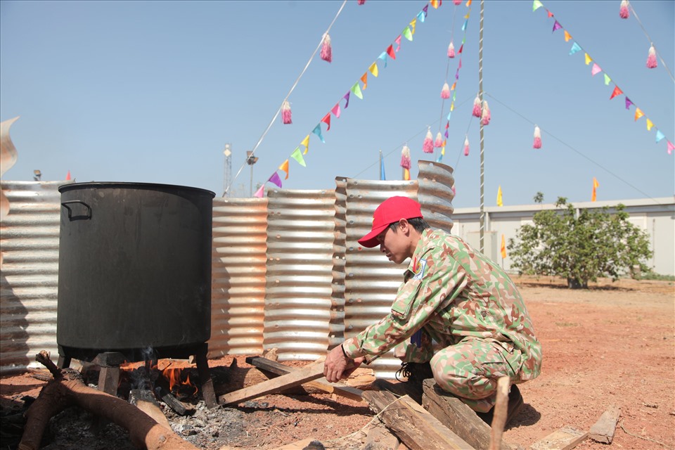 Bệnh viện dã chiến cấp 2 số 3 Việt Nam tổ chức gói bánh chưng truyền thống tại Nam Sudan. Ảnh: BVDC 2.3