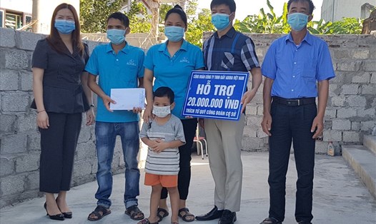 Đại diện CĐCS Công ty TNHH giầy ADORA Việt Nam (khu công nghiệp Tam Điêp, Ninh Bình) trao tiền hỗ trợ xây nhà mái ấm công đoàn cho gia đình CNLĐ có hoàn cảnh khó khăn. Ảnh: NT