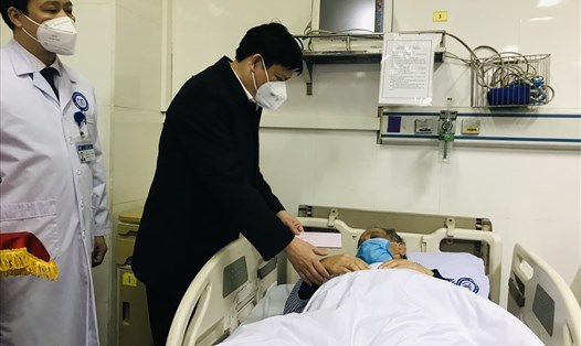 Bộ trưởng Nguyễn Thanh Long động viên, thăm hỏi những người bệnh phải điều trị trong bệnh viện "xuyên Tết". Ảnh: PV