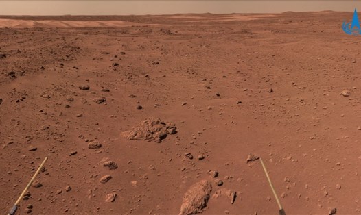 Bề mặt sao Hỏa do tàu thăm dò Chúc Dung của Trung Quốc chụp. Ảnh: CNSA