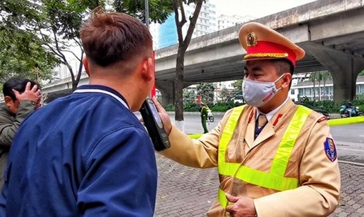 Cảnh sát giao thông Hà Nội kiểm tra người điều khiển phương tiện sử dụng rượu bia. Ảnh GT