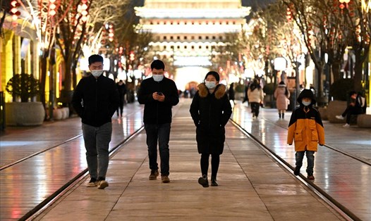 Đường phố Bắc Kinh, Trung Quốc, tối 31.1.2022. Ảnh: AFP