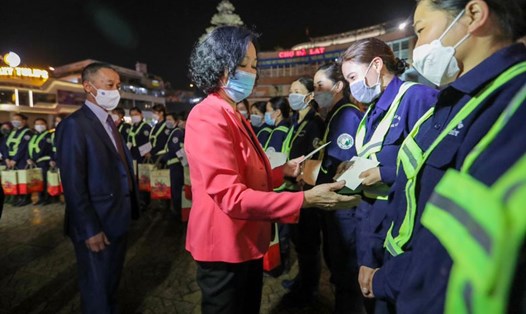 Bà Trương Thị Mai - Ủy viên Bộ Chính trị, Bí thư Trung ương Đảng, Trưởng Ban Tổ chức Trung ương tặng quà cho các công nhân vệ sinh của Công ty Cổ phần Dịch vụ Đô thị Đà Lạt đêm giao thừa. Ảnh: Báo Lâm Đồng