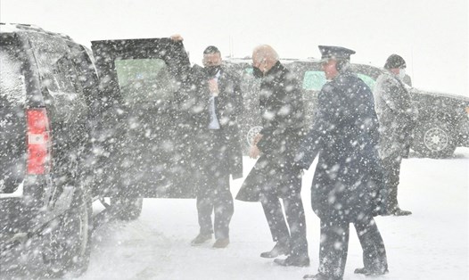 Tổng thống Joe Biden (giữa) trở về Washington D.C hôm 3.1 trong bão tuyết kỷ lục. Ảnh: AFP