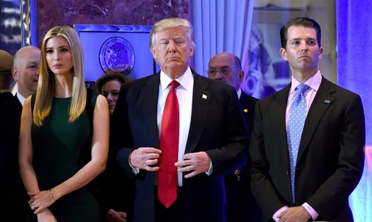 Tổng thống Donald Trump cùng Ivanka Trump (trái) và Donald Trump Jr tại New York, Mỹ, tháng 11.2017 - Ảnh: AFP