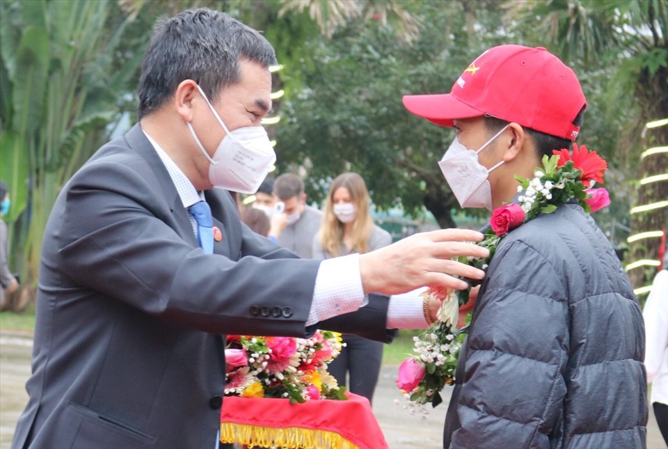 GĐ Sở Du lịch Quảng Bình Nguyễn Ngọc Quý tặng hoa cho các du khách đầu tiên đến với Quảng Bình tại Phong Nha - Kẻ Bàng trong năm mới 2022. Ảnh: LPL