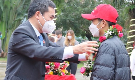 GĐ Sở Du lịch Quảng Bình Nguyễn Ngọc Quý tặng hoa cho các du khách đầu tiên đến với Quảng Bình tại Phong Nha - Kẻ Bàng trong năm mới 2022. Ảnh: LPL