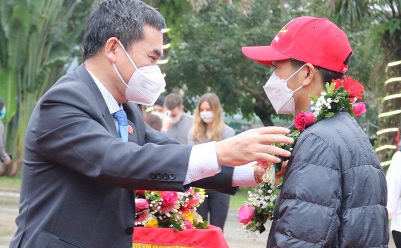 GĐ Sở Du lịch Quảng Bình Nguyễn Ngọc Quý tặng hoa cho các du khách đầu tiên đến với Quảng Bình tại Phong Nha - Kẻ Bàng trong năm mới 2022. Ảnh: LPL