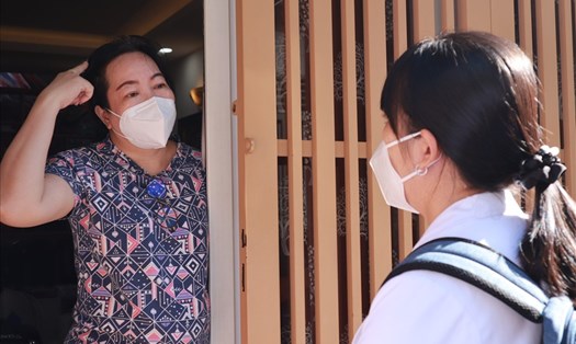 Lực lượng y tế vất vả đến tận nhà vận động người dân tiêm vaccine COVID-19. Ảnh: Nguyễn Ly