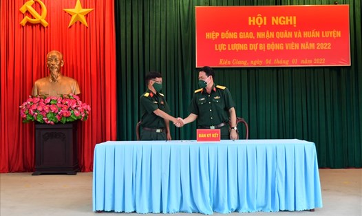 Bộ CHQS tỉnh Kiên Giang tổ chức ký biên bản hiệp đồng với các đơn vị nhận quân năm 2022. Ảnh: PV