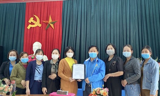 Liên đoàn Lao động huyện Tân Sơn giải ngân vốn vay của Liên đoàn Lao động tỉnh cho dự án. Ảnh: Hồng Xiêm