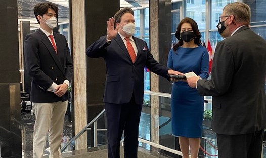 Đại sứ Marc Knapper tuyên thệ tại Bộ Ngoại giao Mỹ với sự tham dự của vợ Suzuko và con trai Alex. Ảnh: ĐSQ Mỹ