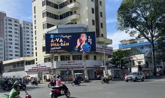 Các pano quảng cáo của Thế giới Di động được Việt hóa để khách hàng dễ nhớ