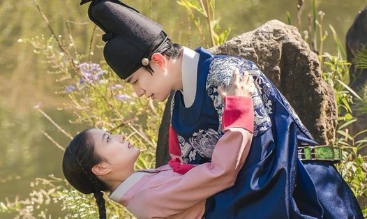 Cặp diễn viên chính “Cổ tay áo màu đỏ” tái hợp sau khi phim kết thúc để thực hiện lời hứa khiến fan thích thú. Ảnh: Poster MBC.