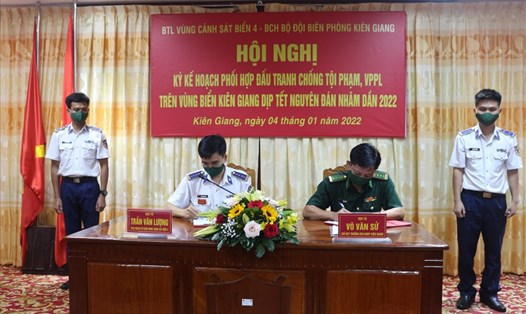 BTL Vùng Cảnh sát biển 4 và Bộ Chỉ huy Bộ đội Biên phòng tỉnh Kiên Giang ký kế hoạch phối hợp. Ảnh: Hoàng Dung