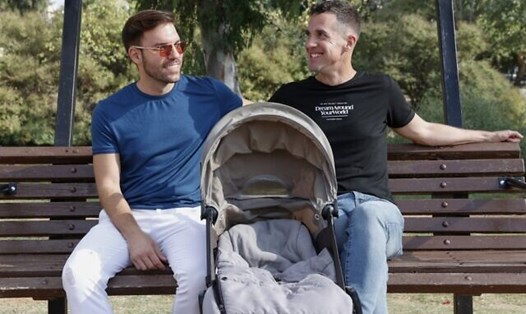 Tòa án tối cao Israel đã đồng ý gỡ bỏ các luật hạn chế việc mang thai hộ đối với các cặp đôi đồng tính và đàn ông độc thân ở nước này. Ảnh: AFP