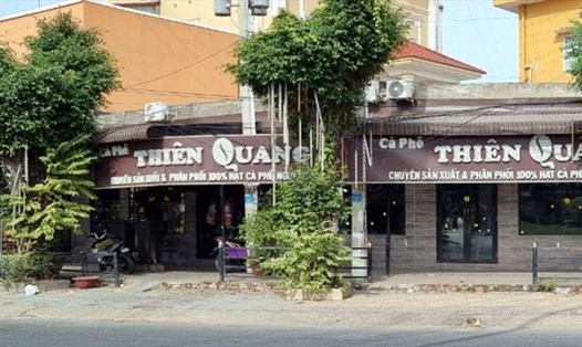 Hệ thống quán cafe Thiên Quang đóng cửa nhiều tháng nay, chủ cửa hàng đề xuất xin được mở cửa. Ảnh: Nhật Hồ