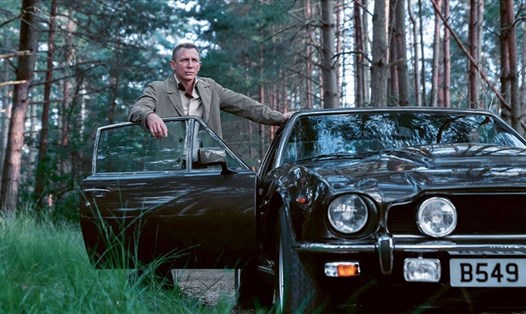 Các siêu xe mà James Bond sử dụng trong phim. Ảnh: CGV.