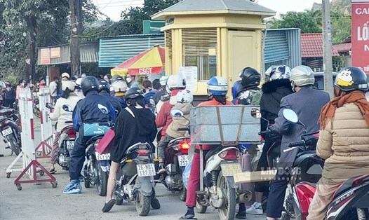 Ôtô, xe máy... tất cả, nghìn nghịt xếp hàng khai báo y tế ở Sơn La. Ảnh: Văn Thành Chương