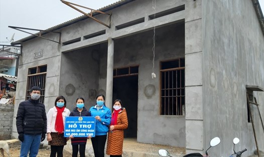 LĐLĐ huyện Văn Quan (Lạng Sơn) trao kinh phí hỗ trợ xây dựng "Mái ấm Công đoàn” cho gia đình đoàn viên. Ảnh: CĐLS