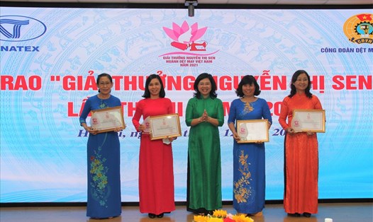 Công đoàn Dệt may Việt Nam trao Giải thưởng Nguyễn Thị Sen 2021. Ảnh: CĐN