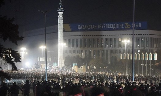 Cảnh sát chống bạo động chặn người biểu tình ở trung tâm Almaty, Kazakhstan, ngày 5.1.2022. Ảnh: AFP