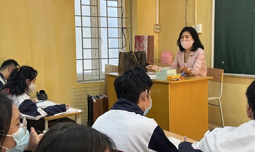 Nhiều trường học tại Hà Nội đón học sinh khối 12 đến trường học trực tiếp sau thời gian dài học trực tuyến. Ảnh: Tường Vân.