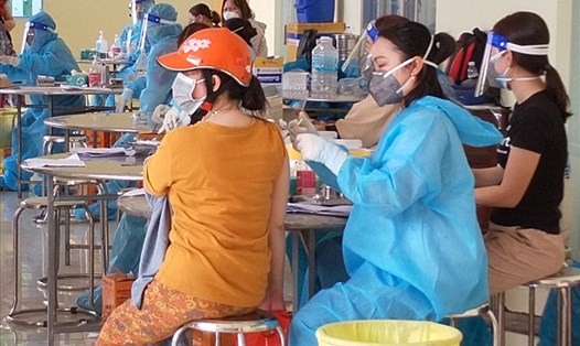 Tiêm vaccine mũi 3 cho người dân huyện Cần Đước, tỉnh Long An. Ảnh: K.Q