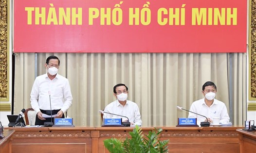Chủ tịch UBND TPHCM Phan Văn Mãi chỉ đạo tại buổi giao ban phòng chống dịch.  Ảnh: Việt Dũng