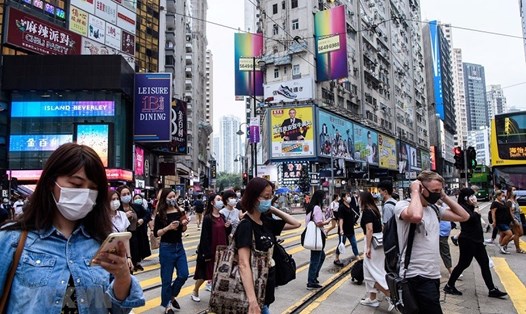 Người dân đeo khẩu trang đi bộ trên đường phố ở Hong Kong. Ảnh: AFP