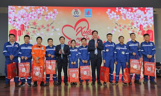 Lãnh đạo Công đoàn Dầu khí Việt Nam trao quà Tết cho người lao động NSRP Tết 2021. Ảnh: CĐN