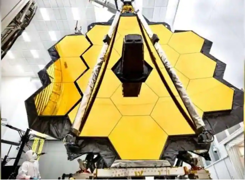 Kính viễn vọng không gian James Webb của NASA đã hoàn thành việc triển khai lắp đặt tấm kính che nắng khổng lồ của mình. Ảnh: AFP