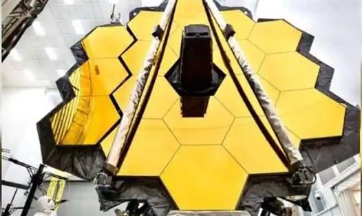 Kính viễn vọng không gian James Webb của NASA đã hoàn thành việc triển khai lắp đặt tấm kính che nắng khổng lồ của mình. Ảnh: AFP