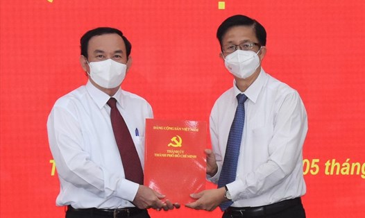 Bí thư Thành ủy TPHCM Nguyễn Văn Nên (bìa trái) trao quyết định cho ông Phạm Đức Hải.  Ảnh: Đình Lý
