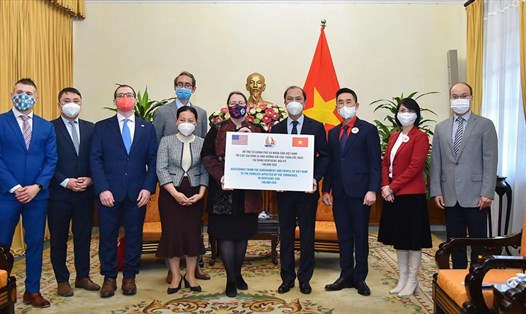 Lễ trao tặng 100.000 USD của Việt Nam ủng hộ Mỹ khắc phục hậu quả bão lốc. Ảnh: BNG