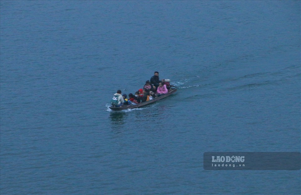 Một chiếc thuyền chờ theo rất đông học sinh đang lướt trên vùng lòng hồ Hòa Bình. Ảnh: Minh Chuyên