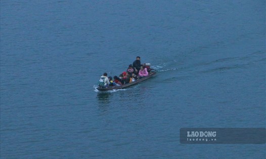 Một chiếc thuyền chờ theo rất đông học sinh đang lướt trên vùng lòng hồ Hòa Bình. Ảnh: Minh Chuyên