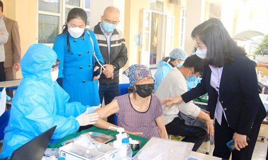 Lãnh đạo tỉnh Quảng Ninh kiểm tra công tác tiêm vaccine mũi 3 cho người cao tuổi ở thị xã Quảng Yên. Ảnh: Mạnh Trường