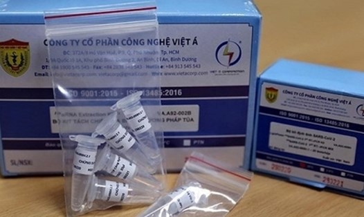 Lực lượng chức năng đang làm rõ hành vi thổi giá kit test COVID-19 của Công ty Việt Á. Ảnh LDO