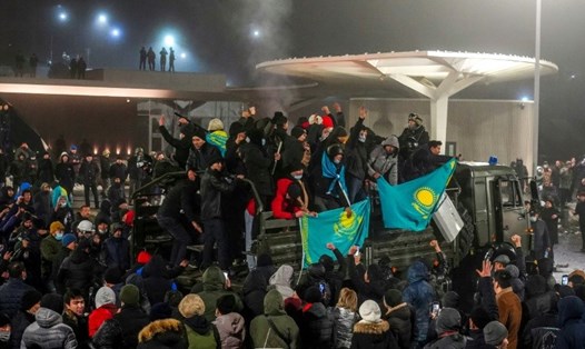 Các cuộc biểu tình phản đối tăng giá nhiên liệu biến thành bạo loạn lớn nhất ở Kazakhstan trong nhiều thập kỷ. Ảnh: AFP