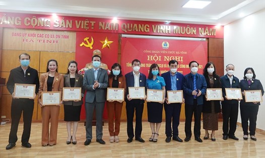 Các cá nhân thuộc Công đoàn Viên chức Hà Tĩnh nhận kỉ niệm chương vì sự nghiệp Công đoàn. Ảnh: Trần Tuấn.