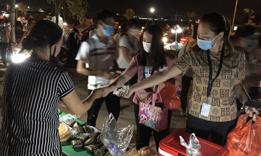 Nữ công nhân lao động trong Khu công nghiệp tỉnh Bắc Giang mua đồ ăn trước khi vào làm việc. Ảnh chụp thời điểm tháng 9.2020. Ảnh minh hoạ. Ảnh: Bảo Hân