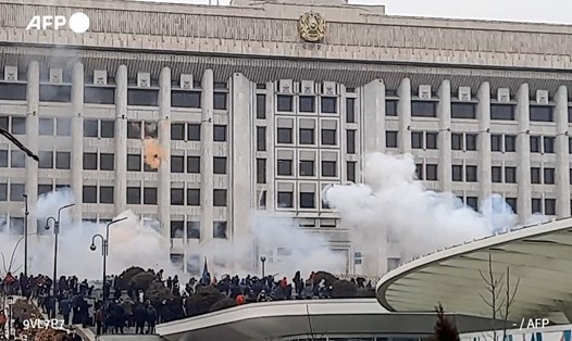 Người biểu tình xông vào toà thị chính thành phố Almaty lớn nhất Kazakhstan. Ảnh: AFP