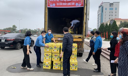 Cán bộ công đoàn tỉnh Hưng Yên hỗ trợ tiêu thụ nông sản ùn tắc tại các cửa khẩu tỉnh Lạng Sơn. Ảnh: Thu Nguyệt