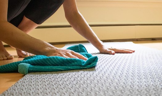Hãy duy trì vệ sinh thảm Yoga theo tần suất 1 tháng 1 lần. Ảnh: Xinhua