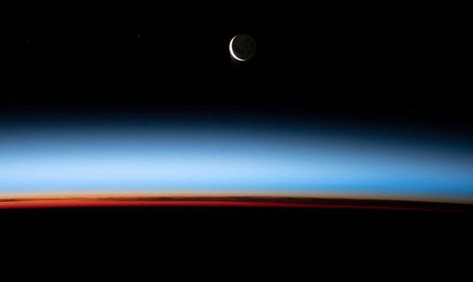 Hình ảnh mặt trăng lưỡi liềm tuyệt đẹp giữa hoàng hôn mờ ảo chụp từ Trạm vũ trụ quốc tế ISS. Ảnh: NASA