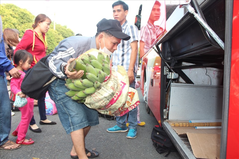 Công nhân sắp xếp đồ đạc chuẩn bị về quê đón Tết năm 2018. Ảnh: Hà Anh Chiến