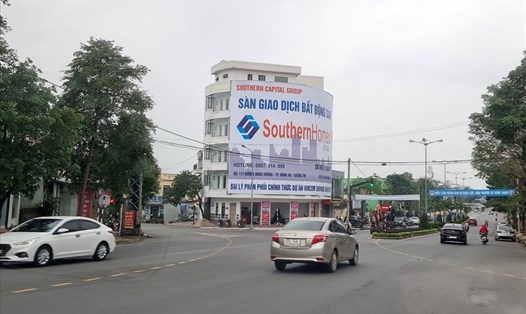 Một văn phòng đặt biển đại lý phân phối chính thức dự án Vincom shophouse Quảng Trị trên đường Hùng Vương, thành phố Đông Hà, tỉnh Quảng Trị. Ảnh: Hưng Thơ