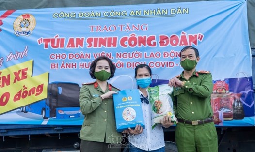 Trung tá Công Thanh Thảo - Chủ tịch Công đoàn Công an Nhân dân (bên trái) trao "Túi an sinh công đoàn" cho đoàn viên. Ảnh: CĐCC